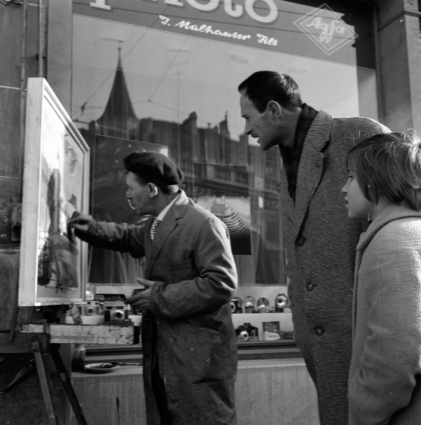 Ferruccio Garopesani, artiste peintre, devant le magasin de Jean Mülhauser, rue du Pont-Muré, Fribourg, 1962