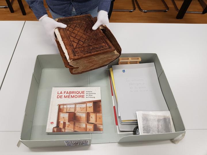 Dépôt de la contribution des archives de l'Etat de Fribourg dans la boîte d'archives de l'AAS pour son jubilé.