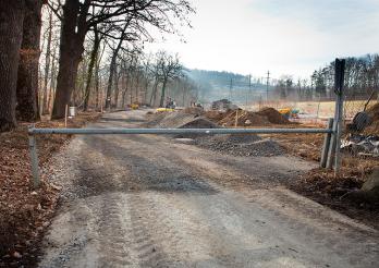 Construction des accès au site et de la place de chantier, janvier-juin 2012