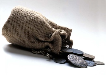Sac de jute duquel sortent des pièces de monnaie