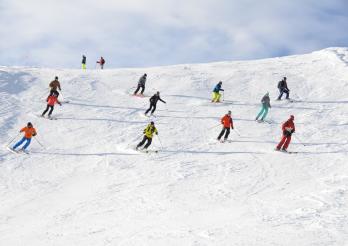 une dizaine de skieurs dévale la piste