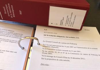 recueil systématique de la législation fribourgeoise ouvert à la page de la loi scolaire ou