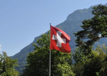 Le drapeau suisse sur en mât