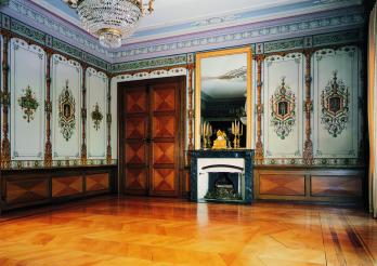 Le grand salon de la maison du baron Alfred d'Alt, construite en 1836-1839 sur les plans d'Henri Perregaux, remaniés par le Père Girard, avec papier peint néo-Renaissance de la manufacture parisienne Délicourt & Cie