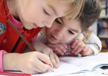 photo d'enfants qui apprennent à écrire