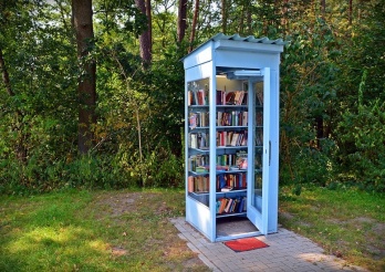 Cabine téléphonique avec livres
