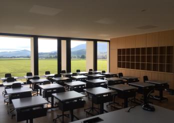Une salle de classe vide dans le nouveau CO de Riaz