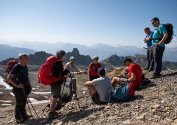 Exkursionsteilnehmer inmitten der alpinen Tiefseesedimente auf den Becs de Bosson