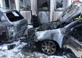 Trois véhicules en feu sur un parking à Muntelier / Drei Fahrzeuge in Brand auf einem Parkplatz in Muntelier
