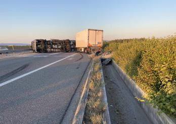 Un camion se renverse et paralyse l’autoroute A1 à Payerne / LKW kippt um und legt die Autobahn A1 bei Payerne lahm