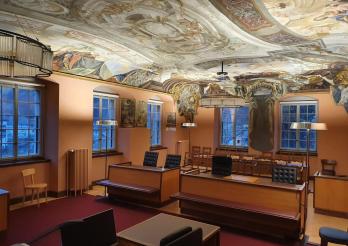 Salle d'audience au Tribunal cantonal - Verhandlungssaal des Kantonsgerichts