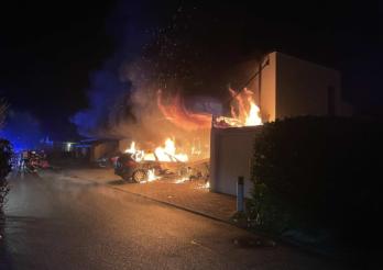 Ein Unterstand und drei Fahrzeuge in Brand in Villars-sur-Glâne