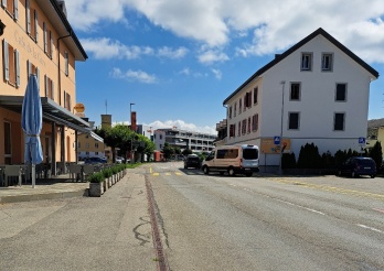 Foto eines Teils der Fahrbahn durch Vuadens