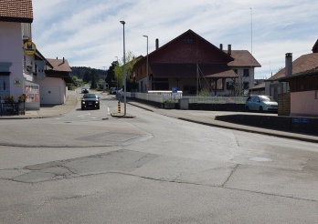 Foto, das die zentrale Kreuzung des Dorfes Ursy zeigt