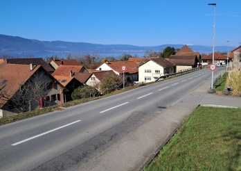 Strasse durch den Ort Font