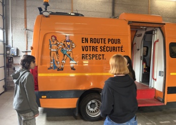 La pose des autocollants sur les véhicules de l'Etat
