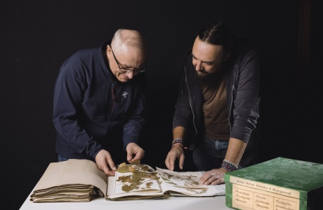 Jede noch nicht digitalisierte Herbarschachtel birgt die Hoffnung, neue, spannende Geschichten zutage zu fördern.