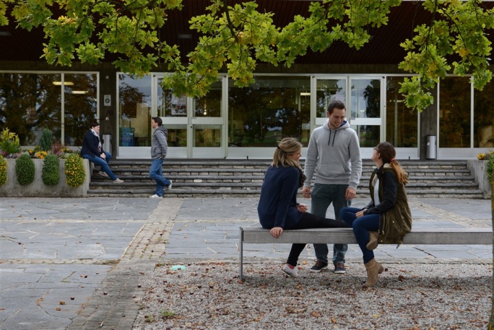 Agrandir l'image Des étudiantes et étudiants devant l'entrée de Grangeneuve 