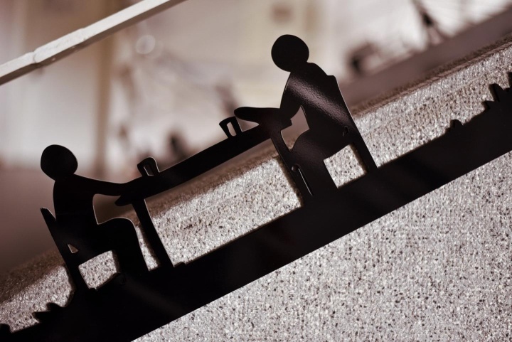 Agrandir l'image En ombre chinoise, deux personne assises à une table