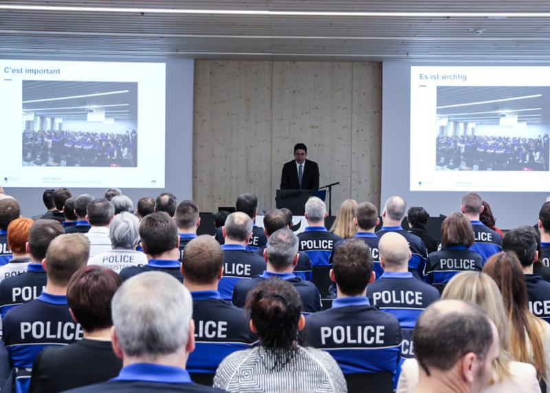 Police cantonale Fribourg - le commandant parle aux policiers