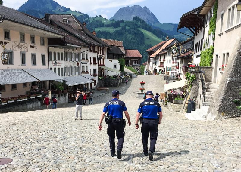 Police cantonale Fribourg - patrouille en gruyère