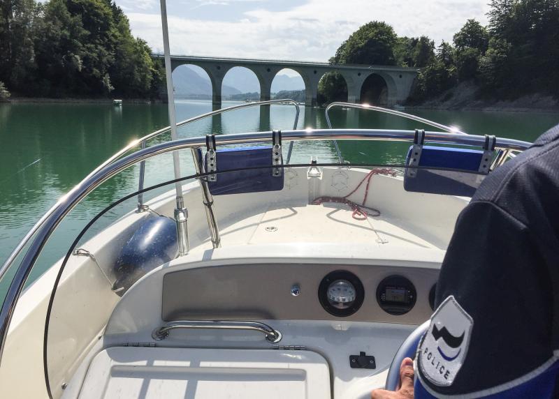 Police cantonale Fribourg - policier dans un bateau sur le lac