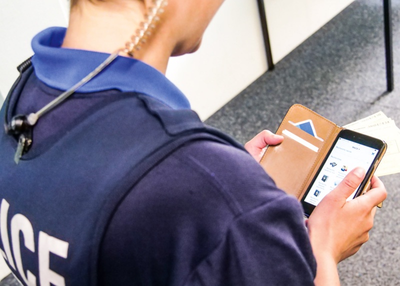 Police cantonale Fribourg - agent utilisant un smartphone pour son travail