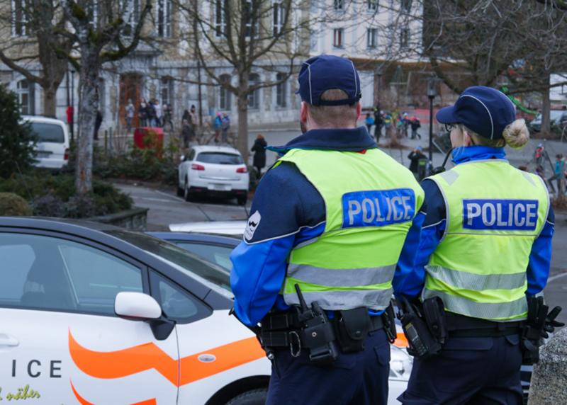 Police cantonale Fribourg - des agents proche d'une école