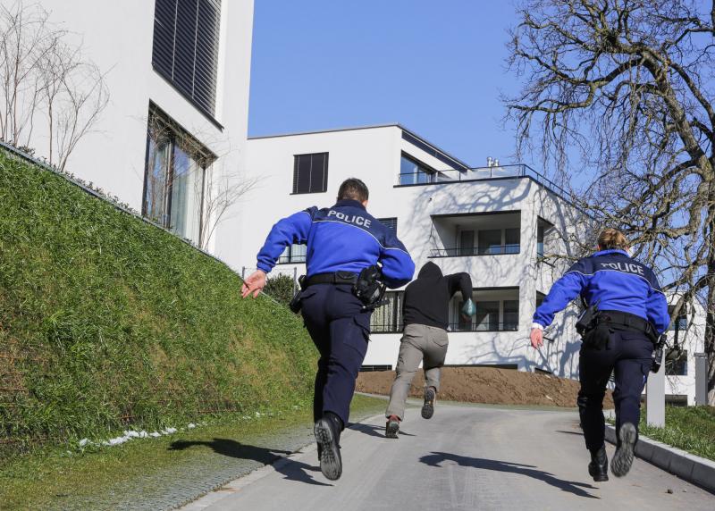 Police cantonale Fribourg -  deux agents courent derrière un fugitif