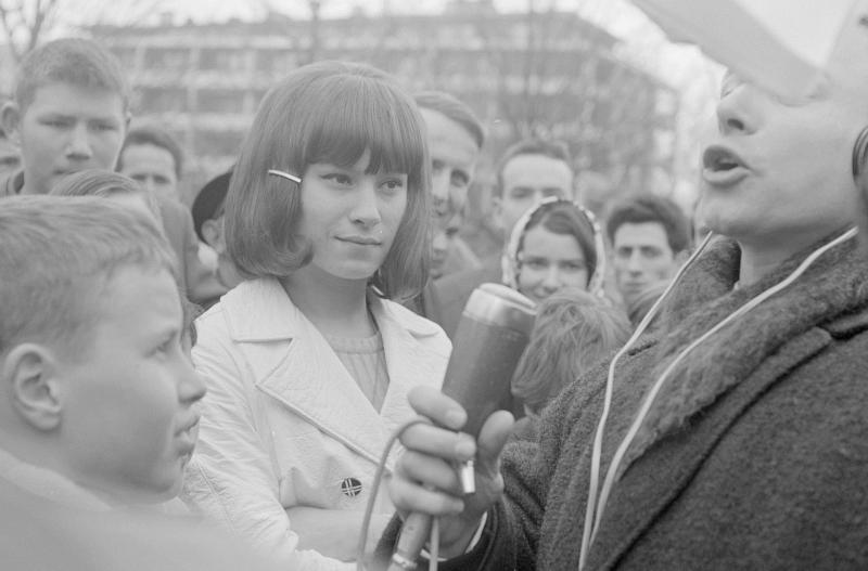 Arlette Zola, chanteuse, lors de l'émission "Roulez sur l'or" de Radio Lausanne, Grand-Places, Fribourg, 1967. Bibliothèque cantonale et universitaire - Fonds Jacques Thévoz
