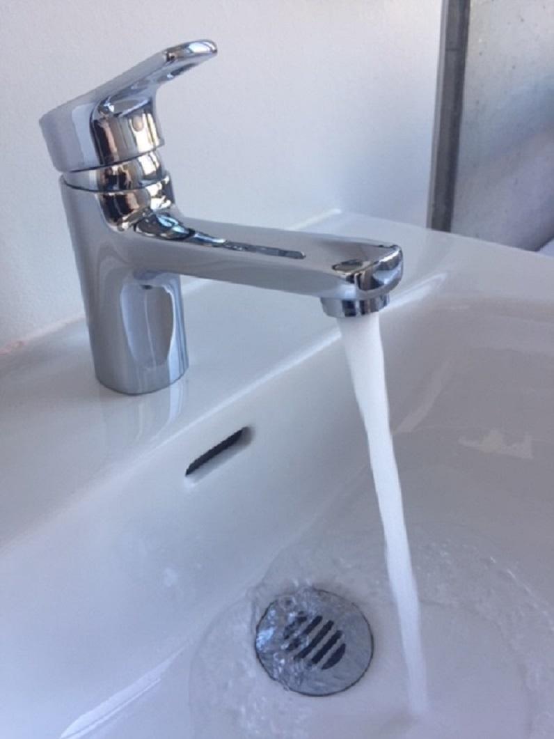 la phot représente un robinet avec de l'eau qui coule