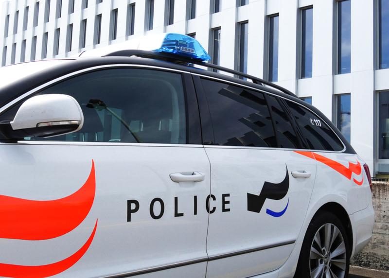 Police cantonale Fribourg - voiture et batiment
