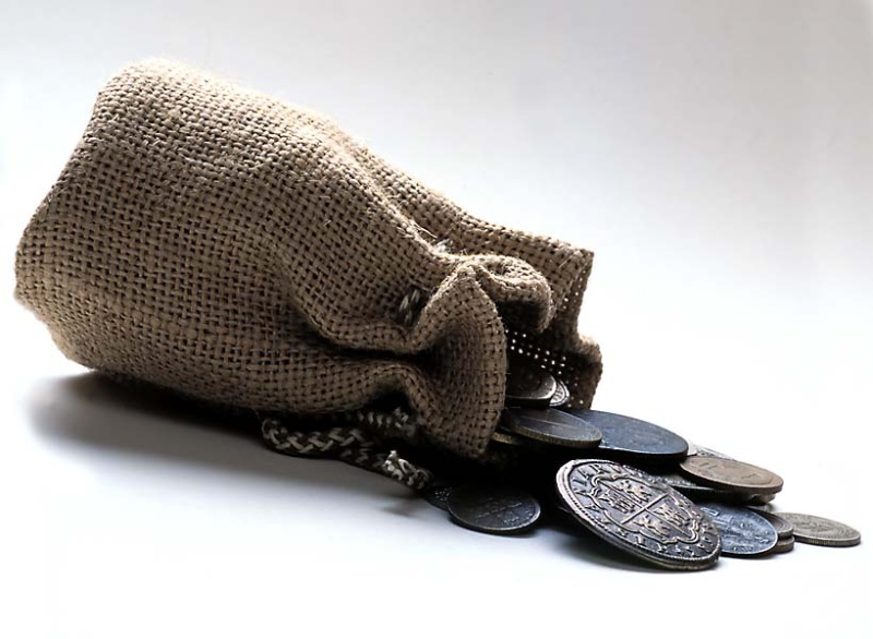 Jutesack, aus dem Münzen herausrollen
