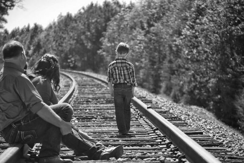 Enfant marchant sur une voie de chemin de fer