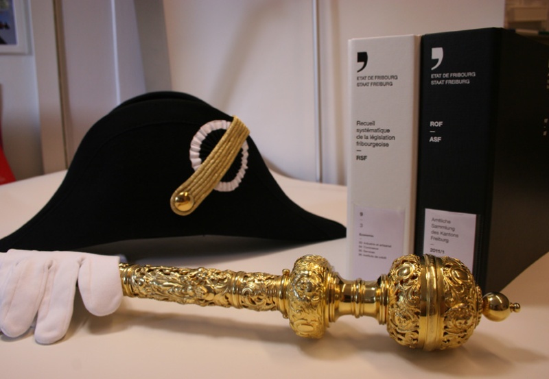 Zweispitz und Zepter der Staatsweibel Freiburg