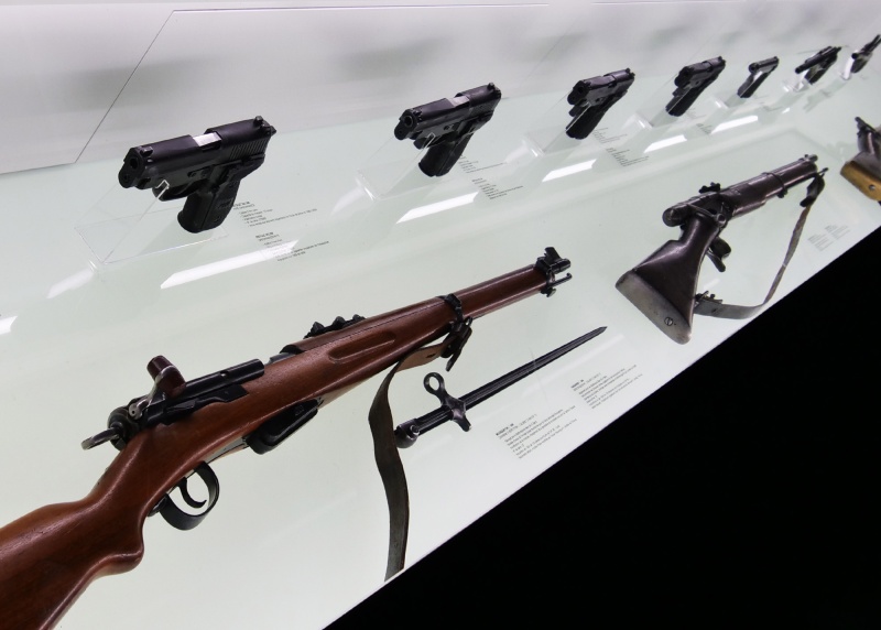 Verschiedene Waren sind in einer Vitrine ausgestellt