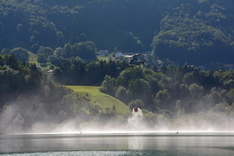 Héliportage d'eau au-dessus du lac de la Gruyère