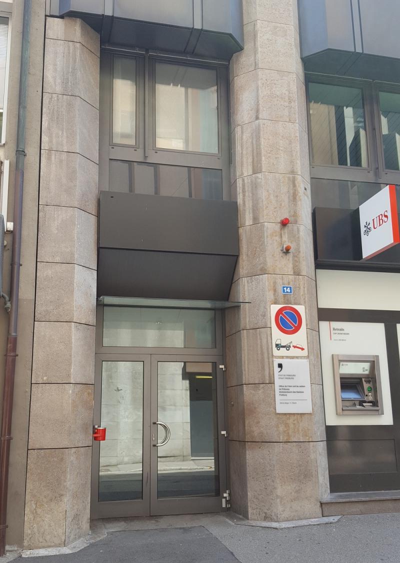 L'entrée du Bureau de l'état civil à Fribourg