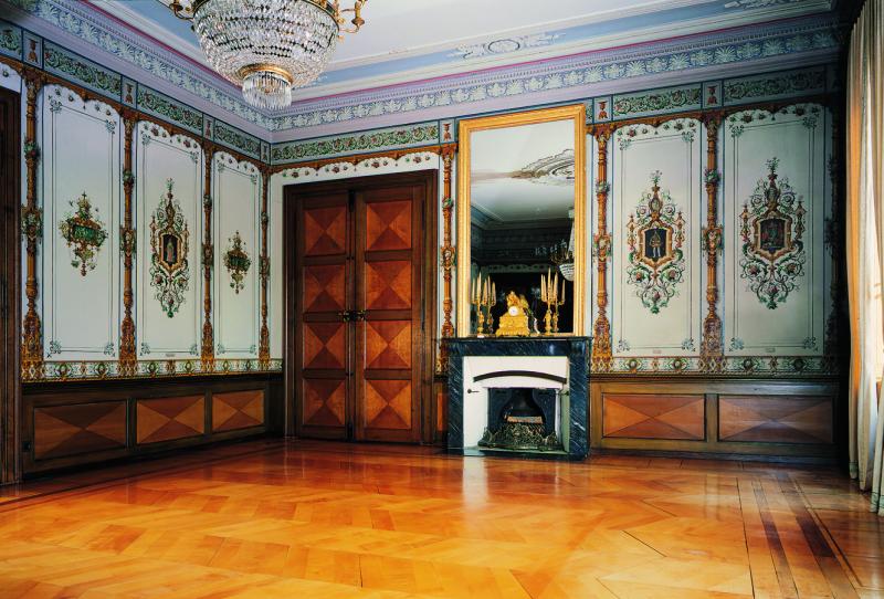 Le grand salon de la maison du baron Alfred d'Alt, construite en 1836-1839 sur les plans d'Henri Perregaux, remaniés par le Père Girard, avec papier peint néo-Renaissance de la manufacture parisienne Délicourt & Cie