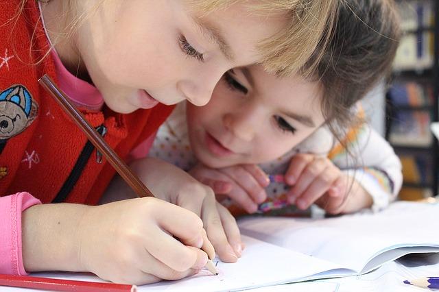 photo d'enfants qui apprennent à écrire