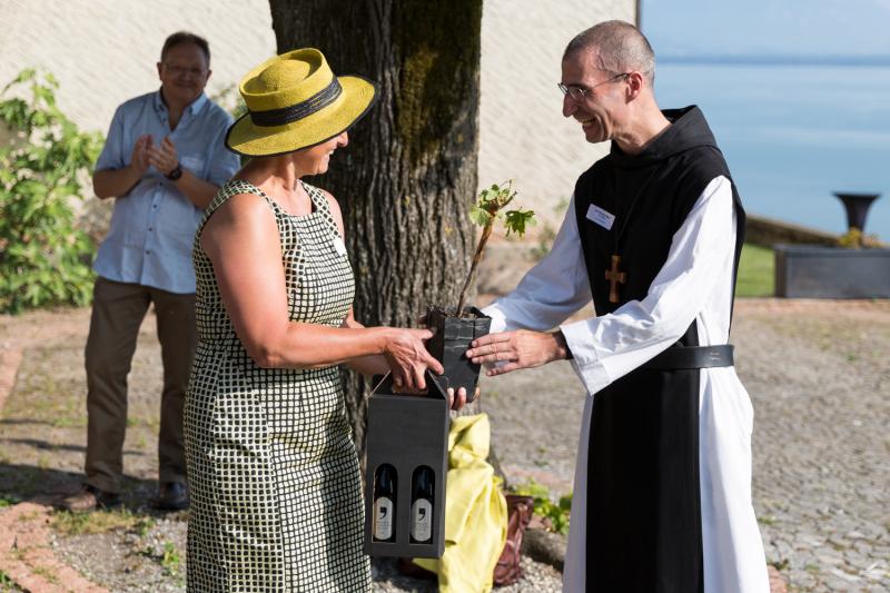 Mme la Conseillère D'Etat Garnier offre un cep symbolique aux moines d'Hauterive