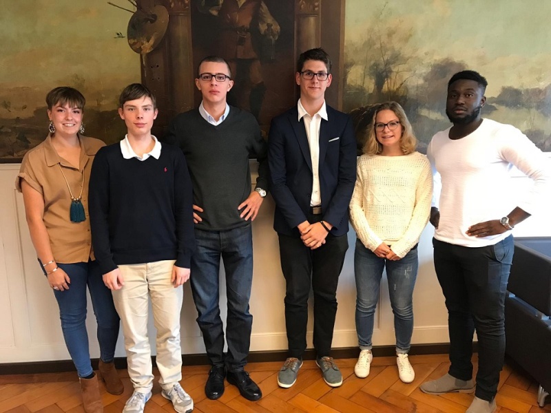 De gauche à droite : Isaline Racca (secrétaire), Alec Hans (trésorier), Raul Müller (président 2019), Timon Gavallet (Vice-prés. francophone), Valeria Winkelmann (Vice-prés. germanophone), Jacques Trésor Osombe (Info-Votations) 