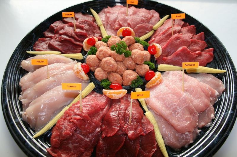 la photo représente un plat de viandes différentes pour fondue chinoise