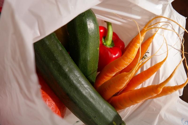 courgettes, carottes et poivron dans un cabas