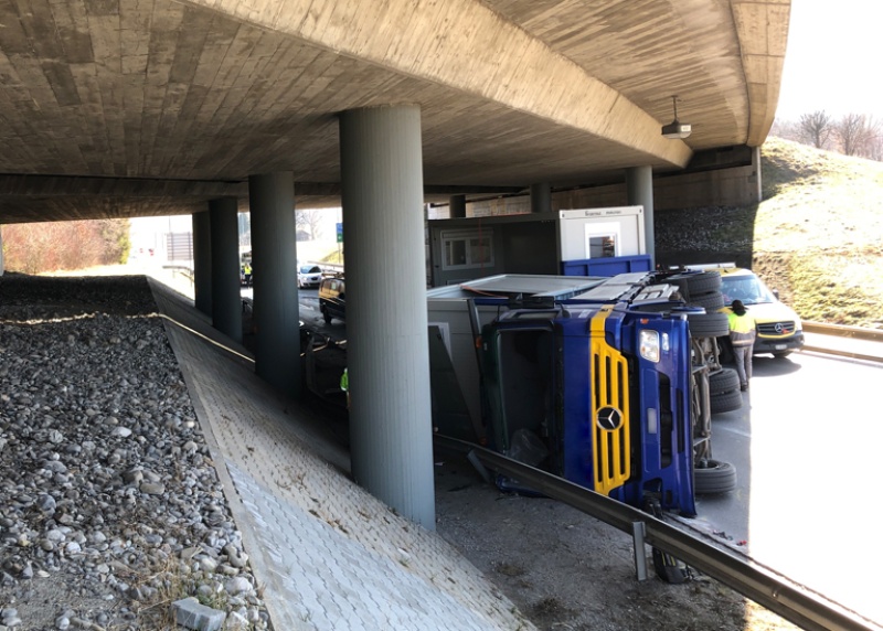 Un poids-lourd sur le flanc à Rossens