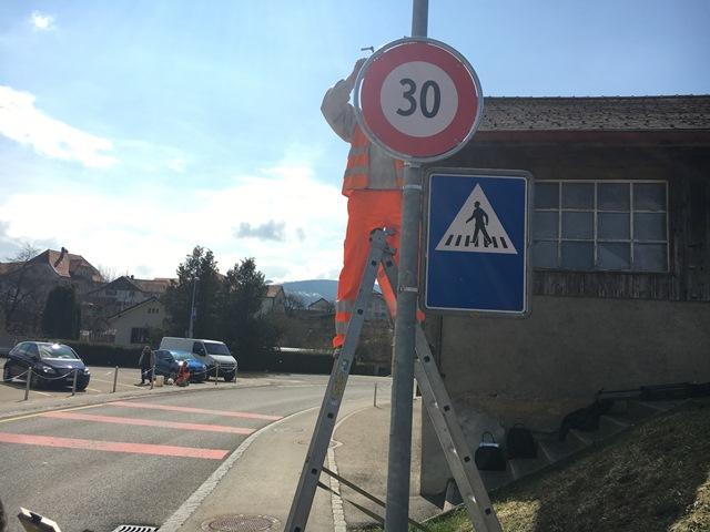 Pose d'un panneau de signalisation à 30 km/h