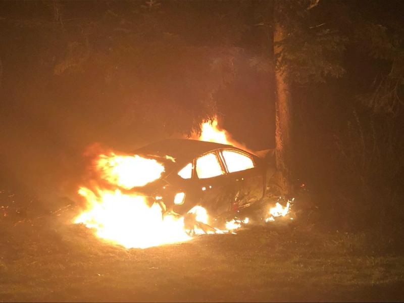 Un véhicule en feu après un accident à St-Martin