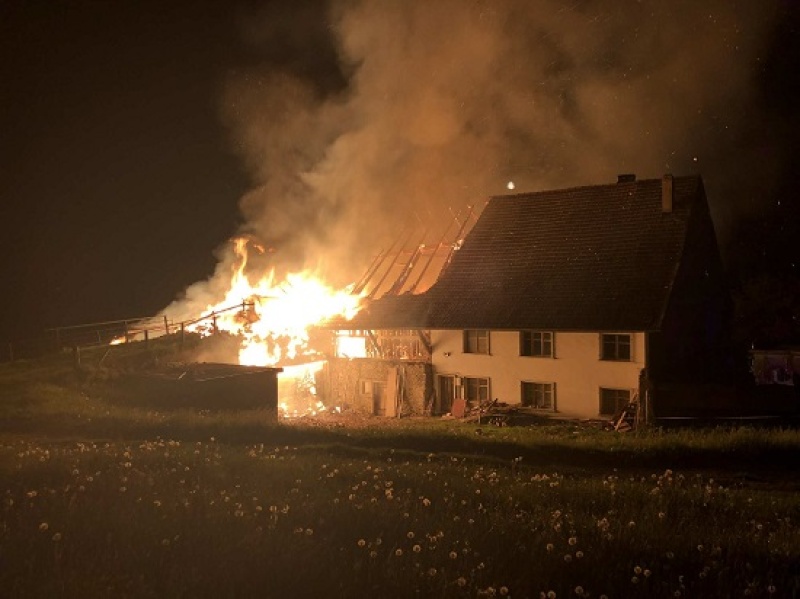 Une ferme en feu à Sâles