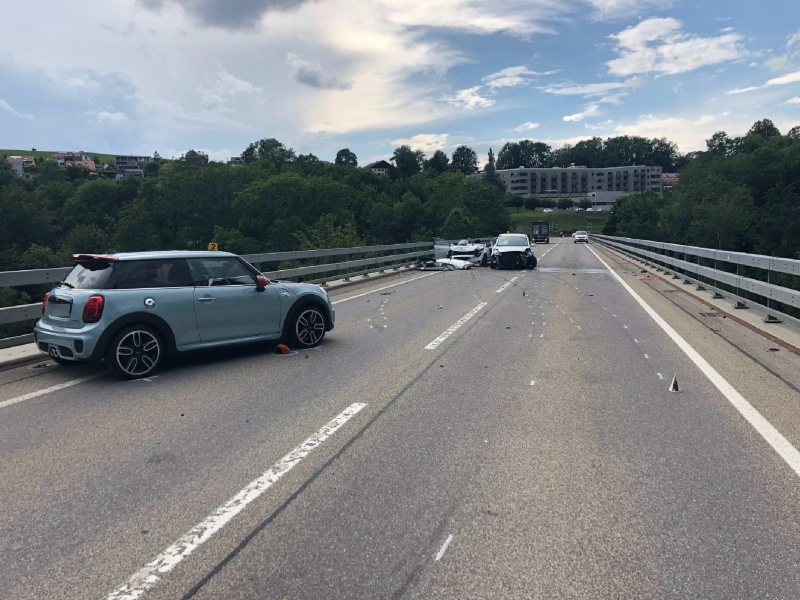 Trois blessés dans un carambolage à Châtel-St-Denis