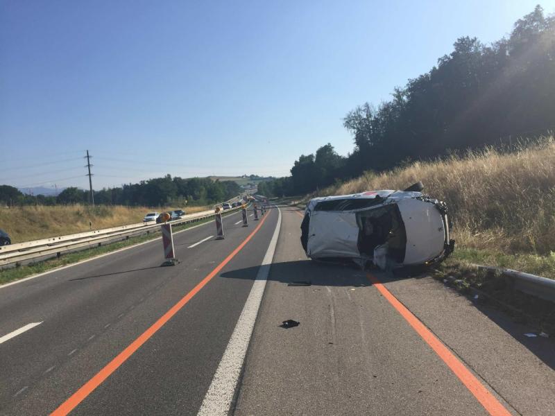 Zwei Verletzte bei einem Verkehrsunfall auf der A12 in Düdingen